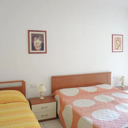 Adorable With Swimming Pool Апартаменти